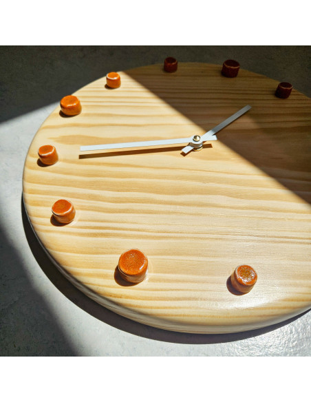 Horloge murale bois silencieuse aiguilles blanches repères orange 29 cm Aalborg