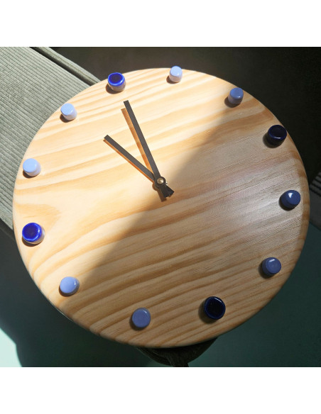 Horloge murale bois silencieuse repères bleus aiguilles noires 29 cm Aalborg