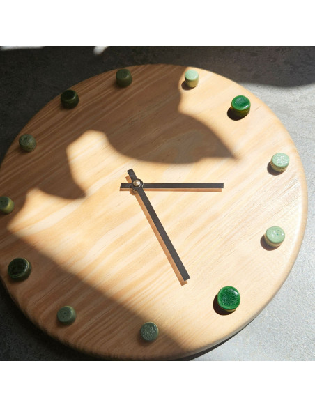 Horloge murale bois silencieuse vert menthe aiguilles noires 29 cm Aalborg
