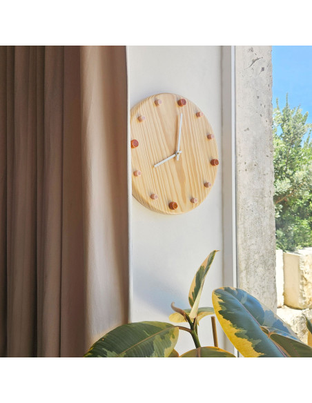 Horloge murale bois silencieuse orange rose saumon aiguilles blanches 29 cm Aalborg