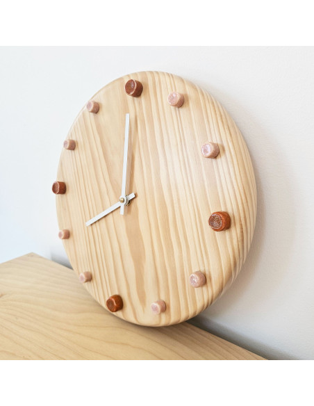 Horloge murale bois silencieuse orange rose saumon aiguilles blanches 29 cm Aalborg