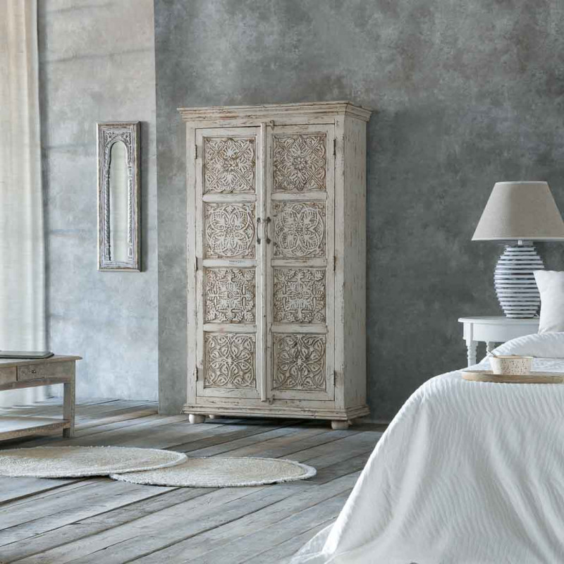 Armoire bois sculpté patine blanche...