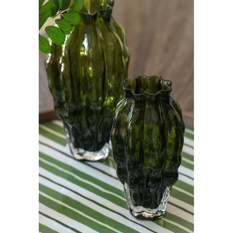 Vase en verre vert olive strié...