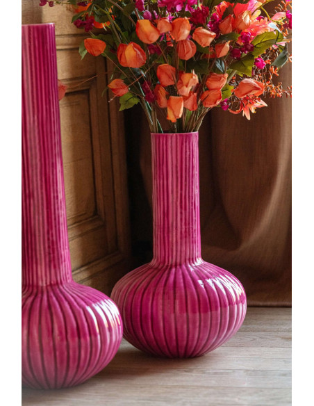 Grand vase fuchsia en métal cannelé 61 cm Cividale