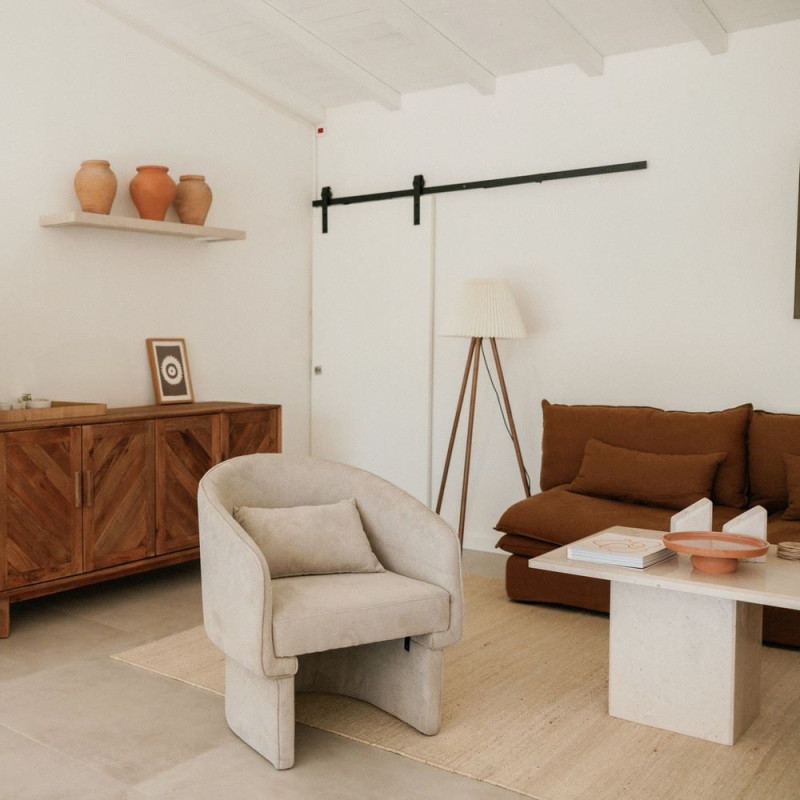 Fauteuil en tissu beige avec coussin...