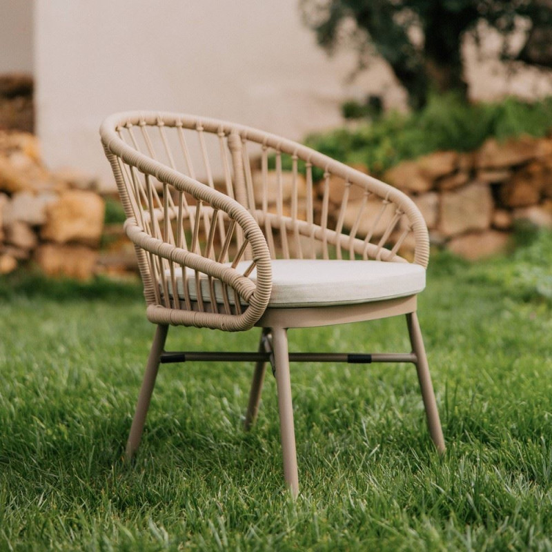 Chaise en corde synthétique marron...