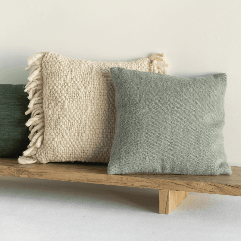 Coussin carré en laine vert sauge grisé 45x45 cm Sea Grass Urban Nature Culture - 2