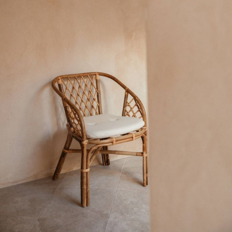 Fauteuil en rotin naturel brun miel avec coussin blanc 59x67x84 cm Loriva  - 2