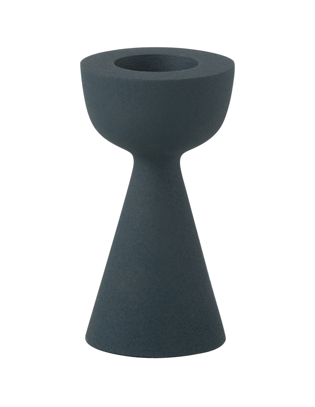 Bougeoir design cône Nala en métal bleu, hauteur 13 cm, accent coloré sur une table
