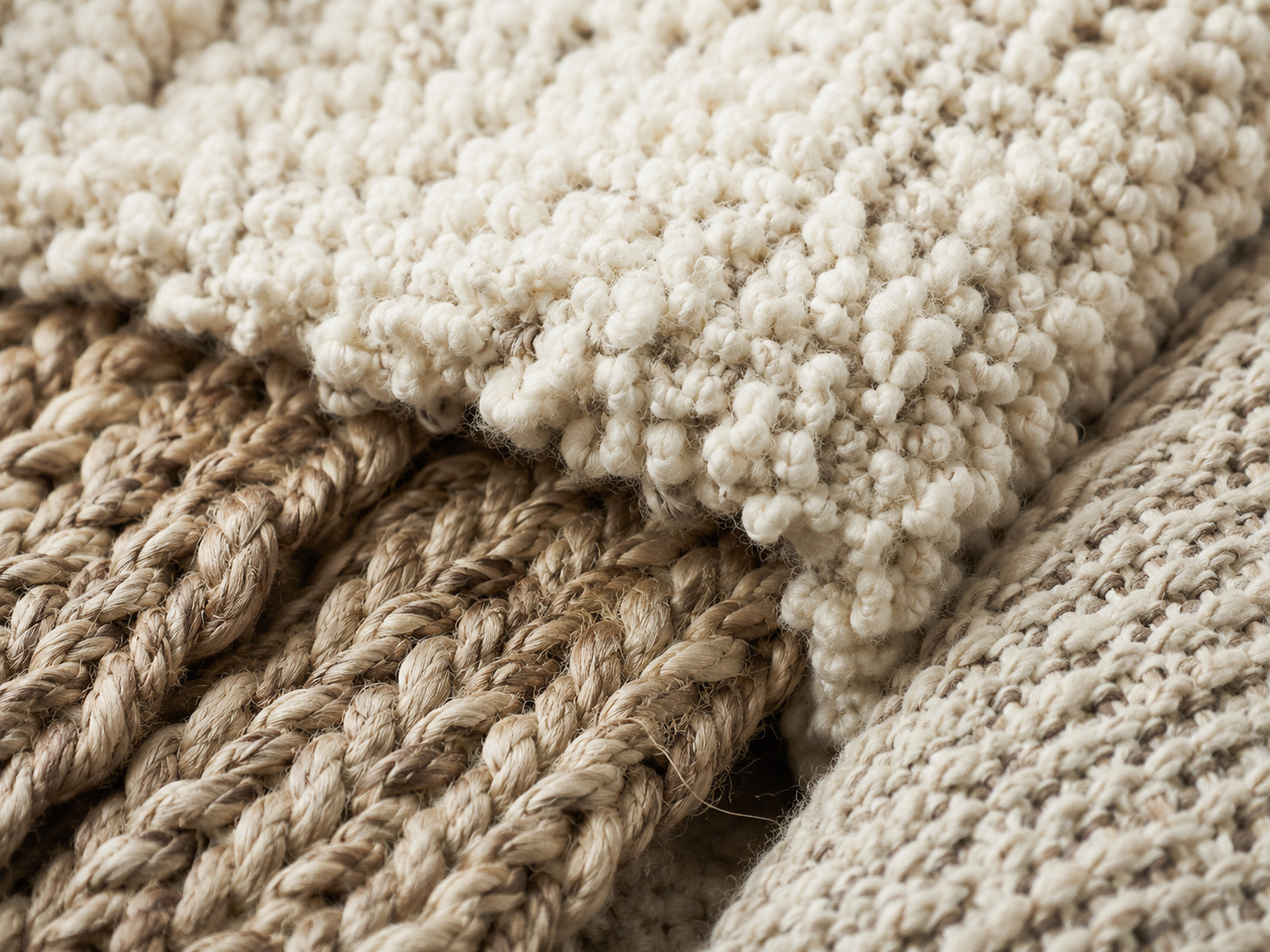 Détail d’un tapis en fibres naturelles aux boucles épaisses et texture brute.
