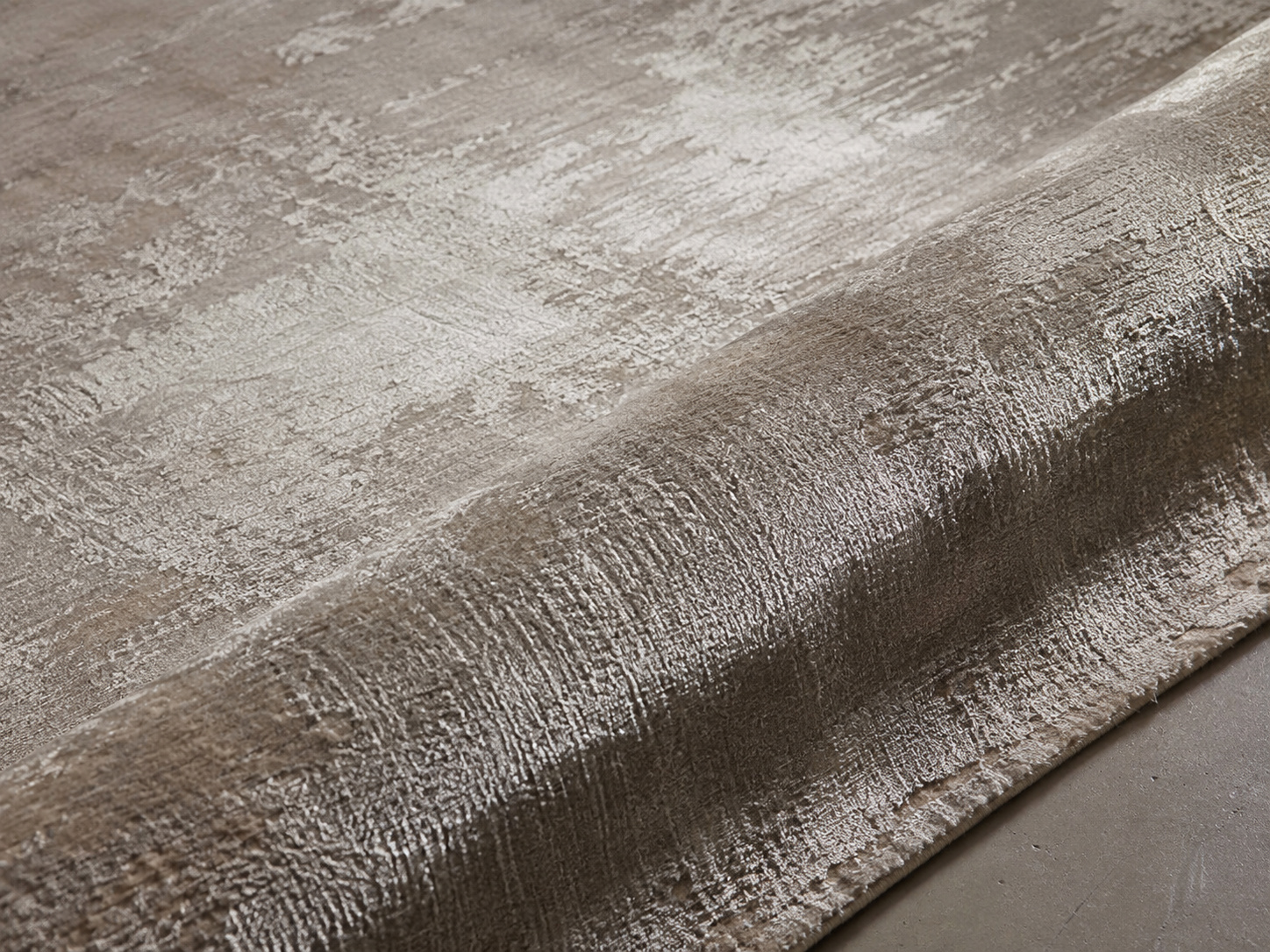 Détail d’un tapis en viscose à l’aspect lisse et légèrement brillant.