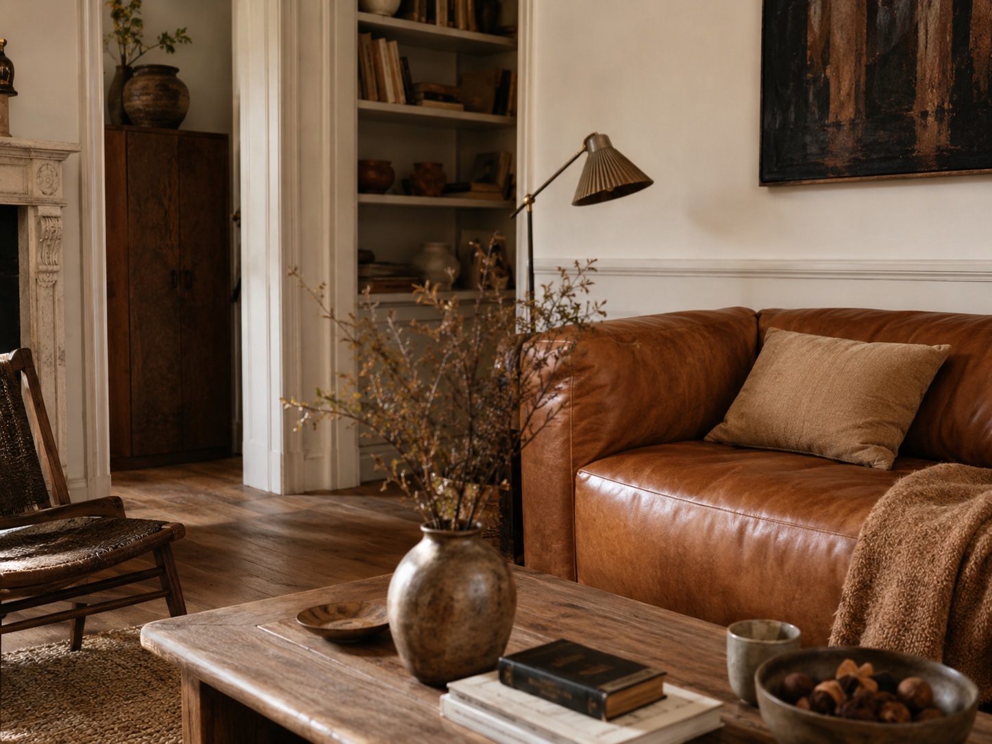 Salon avec canapé cuir cognac et matières naturelles pour une atmosphère enveloppante.