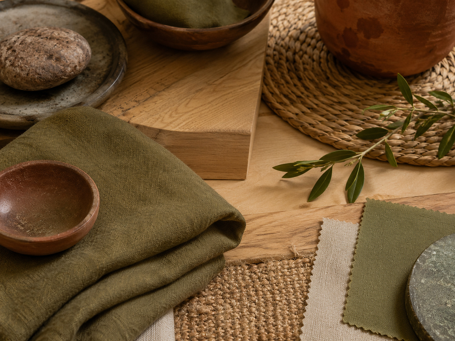 Composition de lin kaki, bois, terre cuite, fibres naturelles et céramique mate.