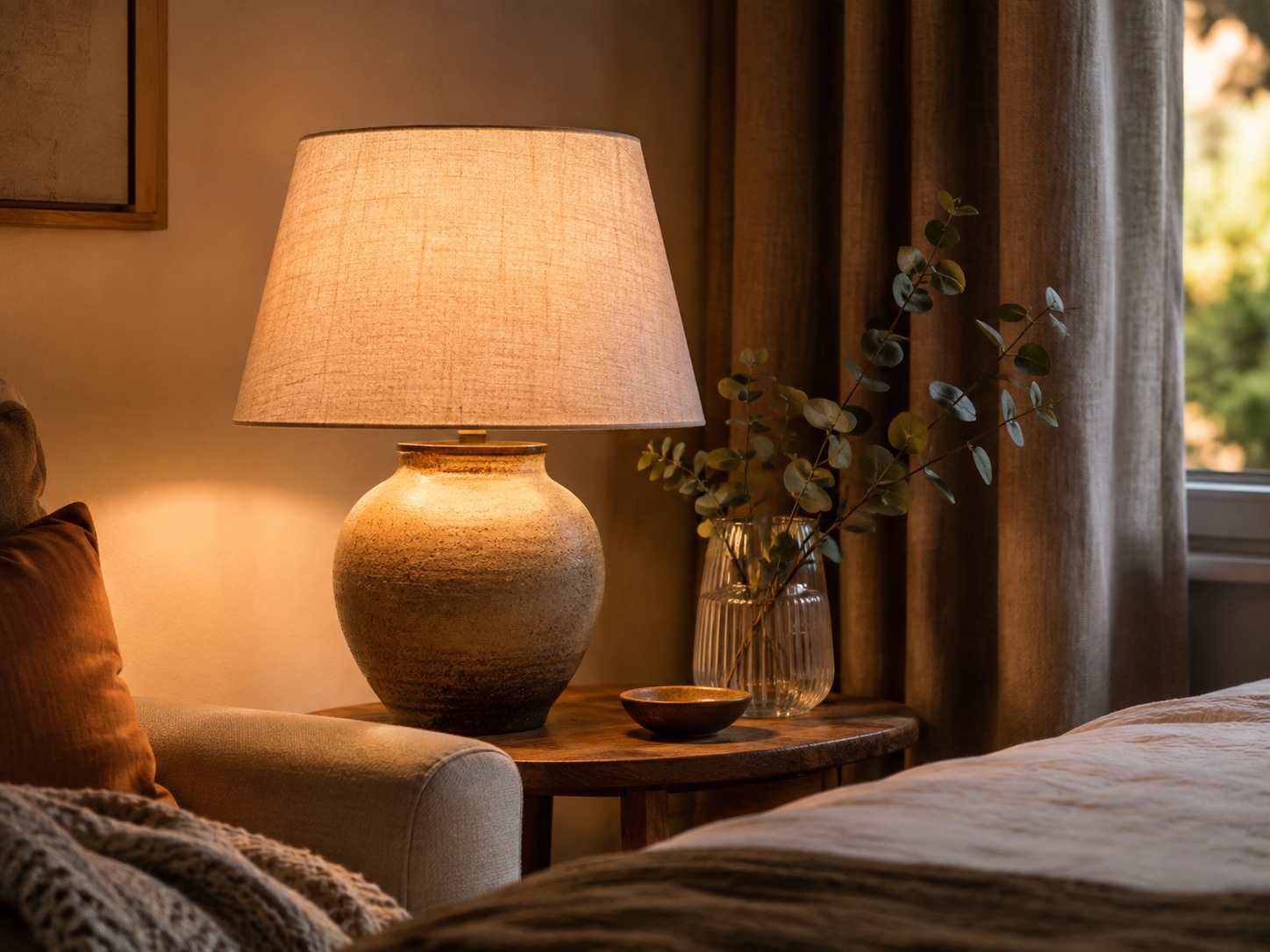 Lampe à poser installée dans un angle calme pour créer une lumière basse et chaleureuse.