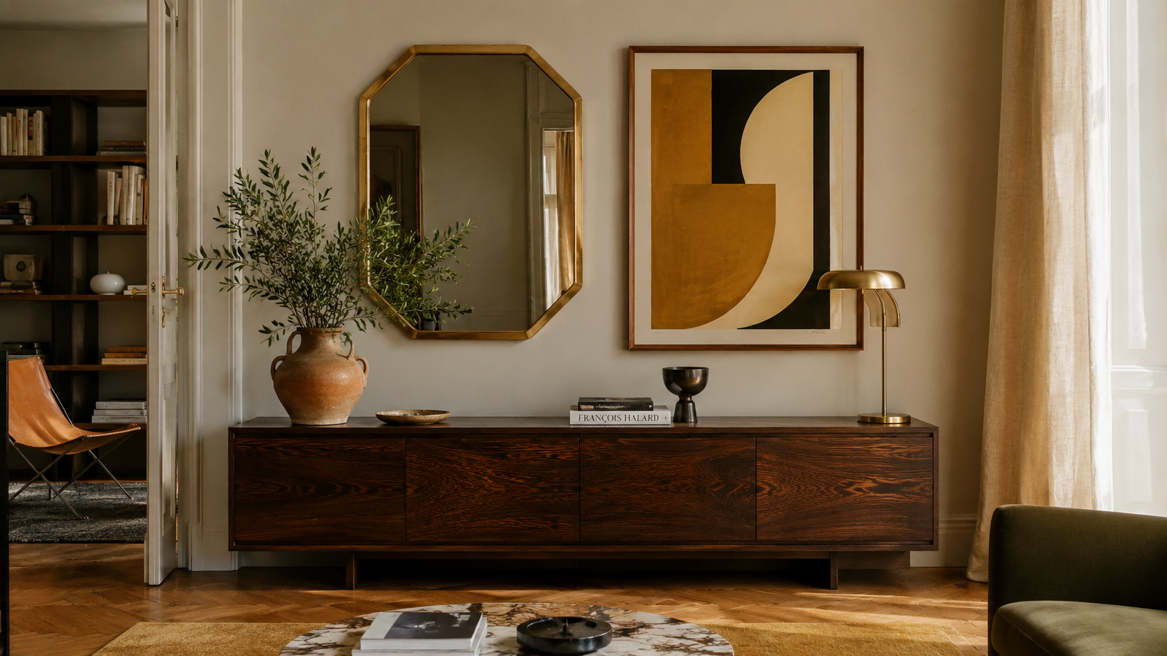 Composition murale années 70 avec miroir géométrique en laiton, tableau graphique, buffet bas en bois foncé et vase céramique
