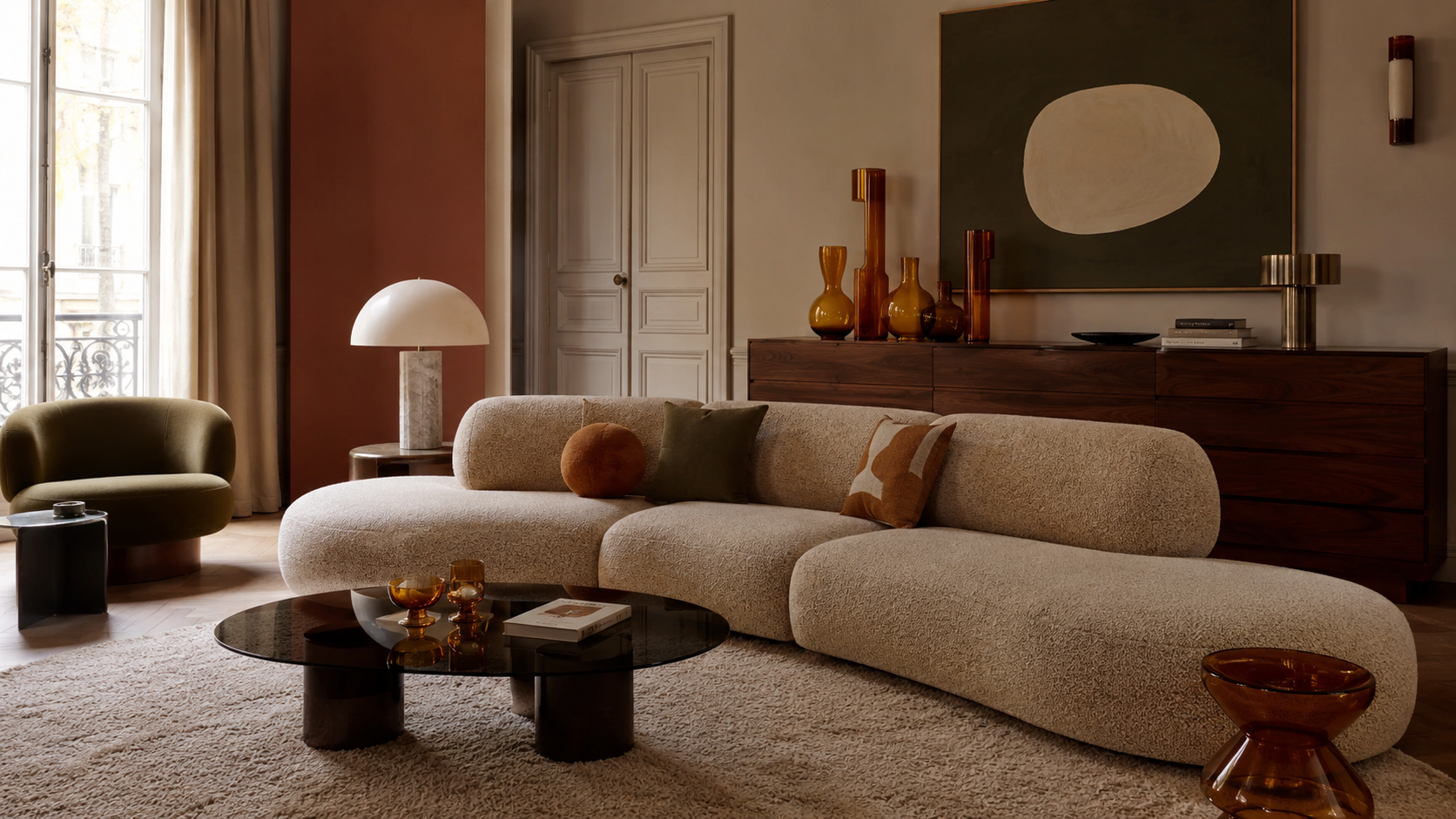 Salon seventies contemporain avec canapé bas arrondi, table basse en verre fumé, lampe champignon et bois foncé