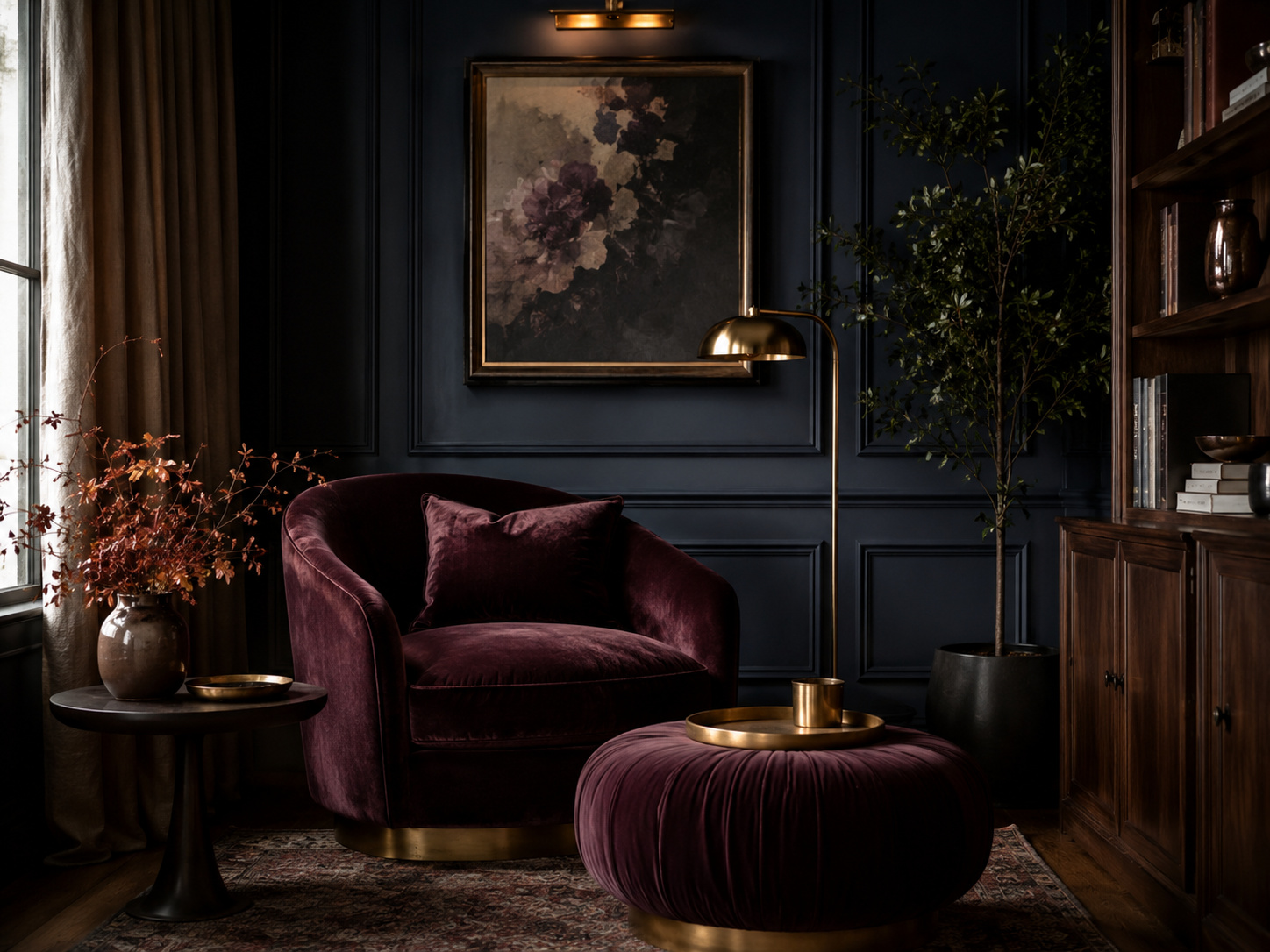 Coin lecture sophistiqué avec fauteuil prune, mur bleu nuit, bois foncé et accents en laiton.