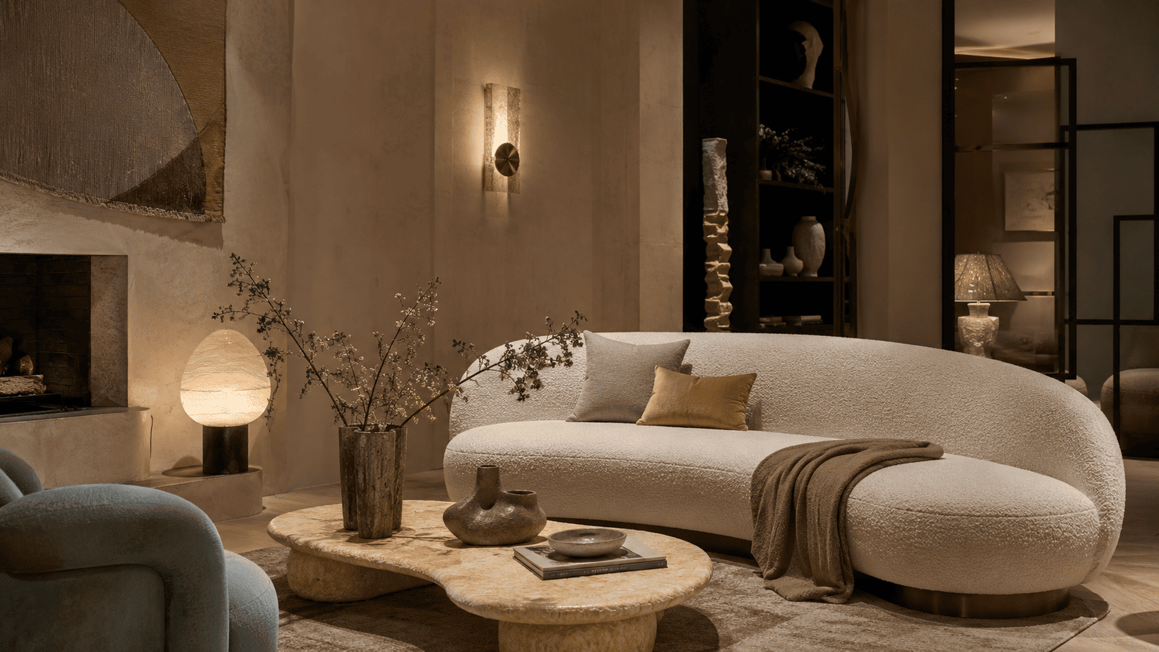 Intérieur contemporain chaleureux avec touches de couleur, matières texturées et objets déco singuliers.