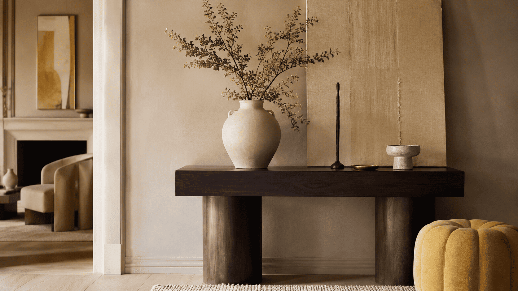 Déco jaune beurre avec beige, bois foncé, céramique mate et matières naturelles.