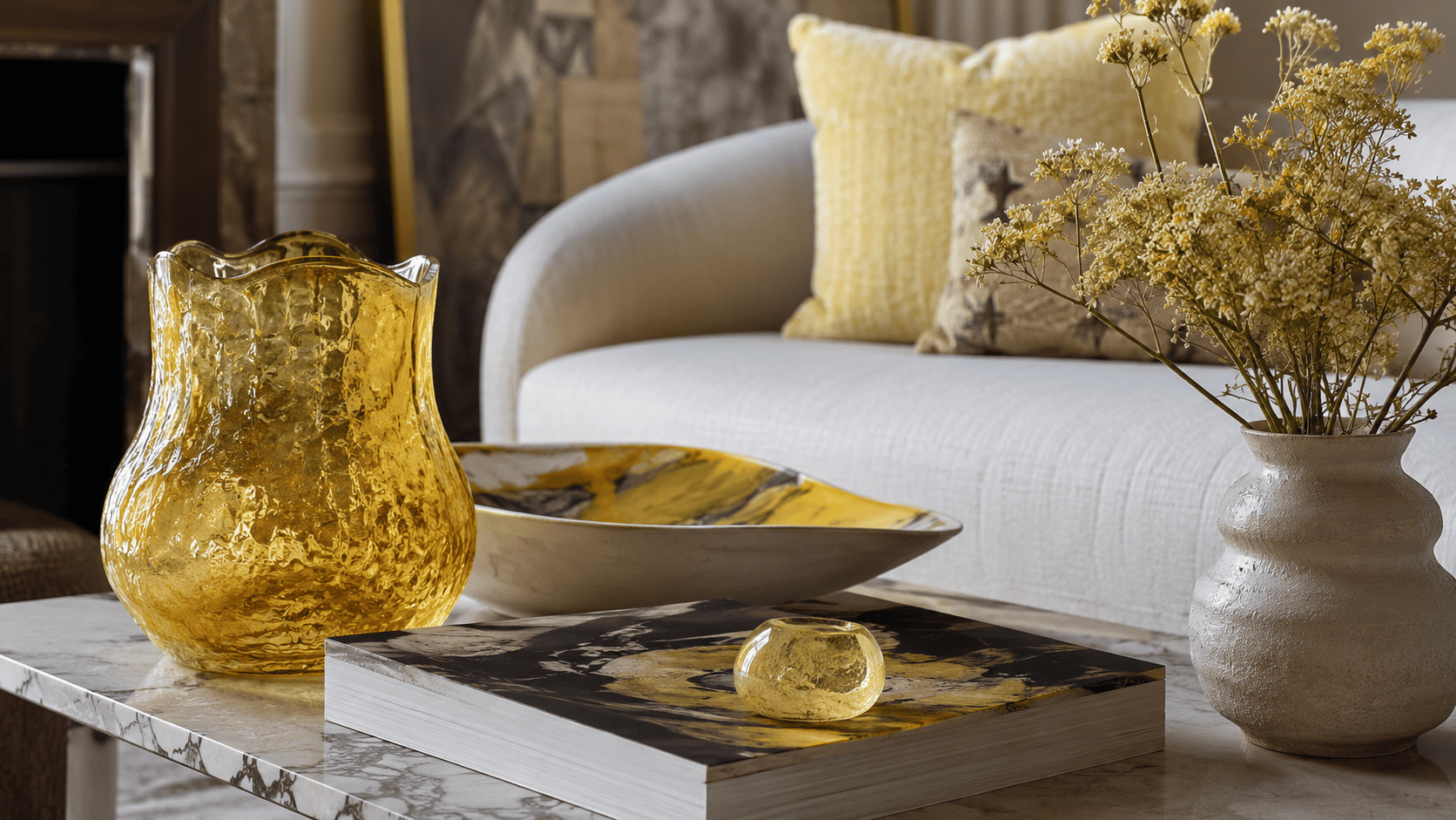 Table basse contemporaine avec petites touches jaune beurre, verre coloré, plateau et céramique.