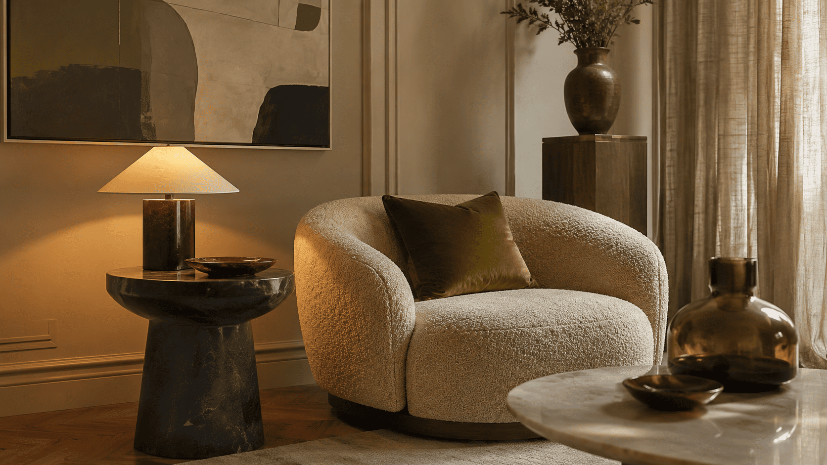 Coin salon contemporain avec lampe basse, lumière douce, table d'appoint et fauteuil texturé.