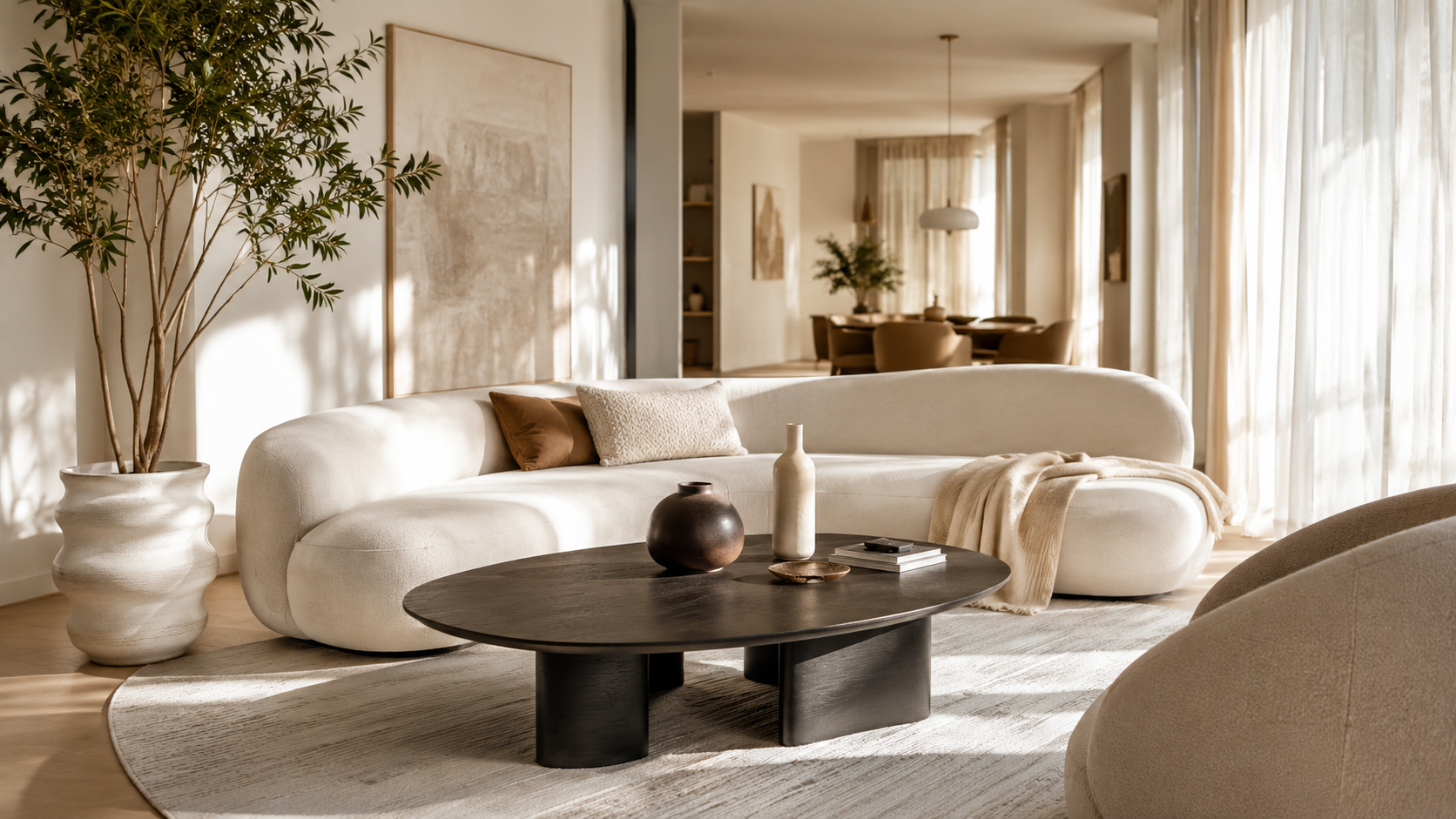 Salon contemporain lumineux avec textiles légers, plantes et objets décoratifs pour préparer la maison avant les vacances.