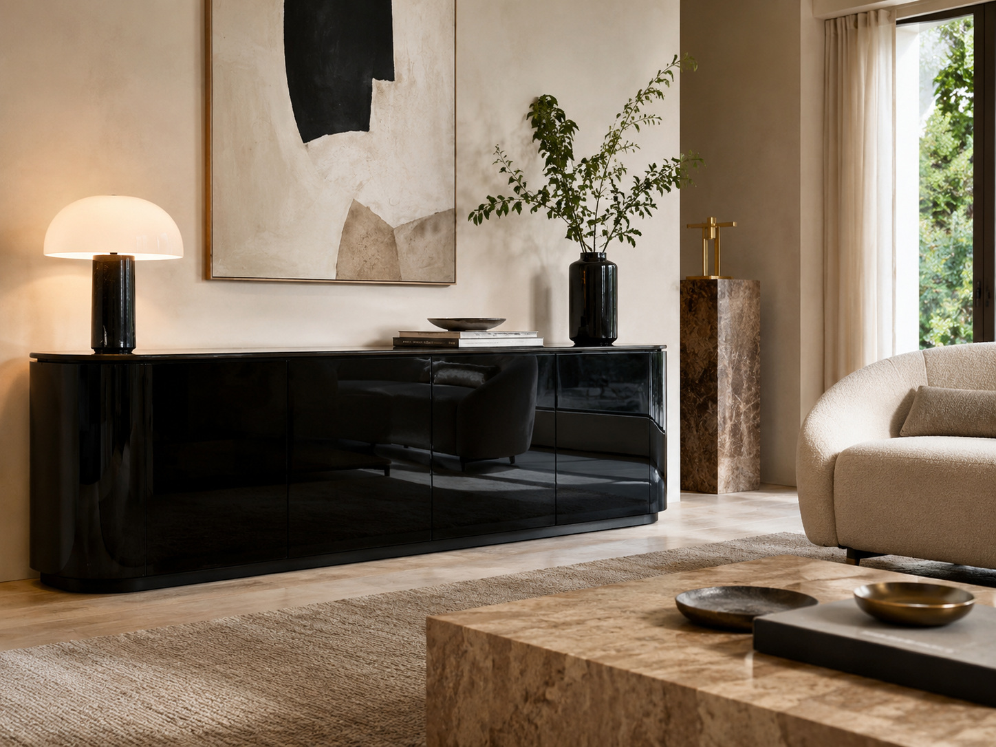 Salon contemporain avec buffet noir laqué brillant, fauteuil crème, travertin et lumière naturelle.