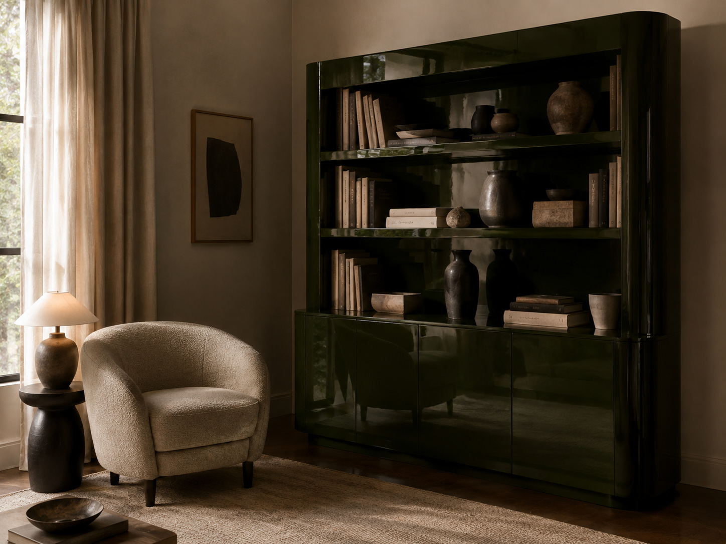 Coin lecture avec grande bibliothèque vert bouteille laquée, fauteuil bouclé et céramiques mates.