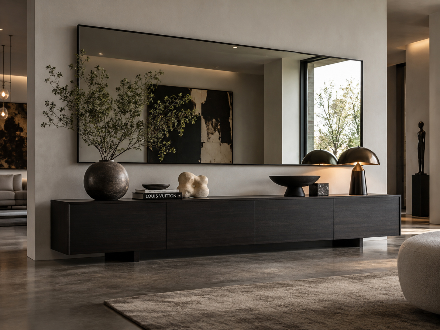 Enfilade noire contemporaine avec très grand miroir horizontal dans un salon graphique.