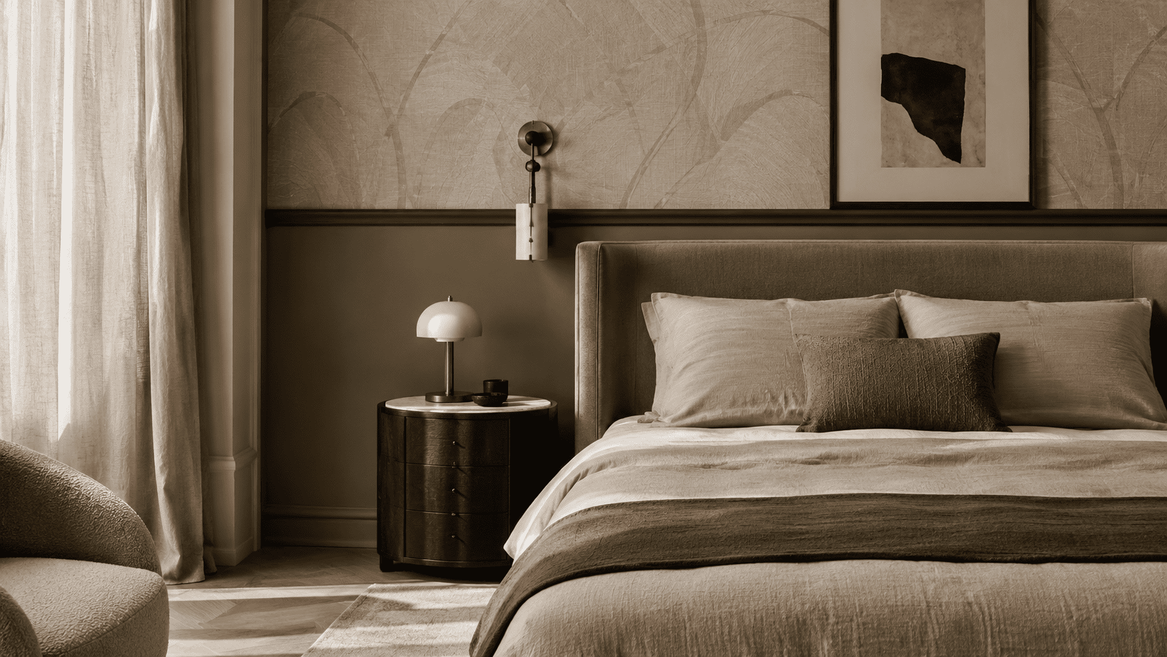 Chambre contemporaine avec papier peint élégant, frise murale discrète et linge de lit naturel.