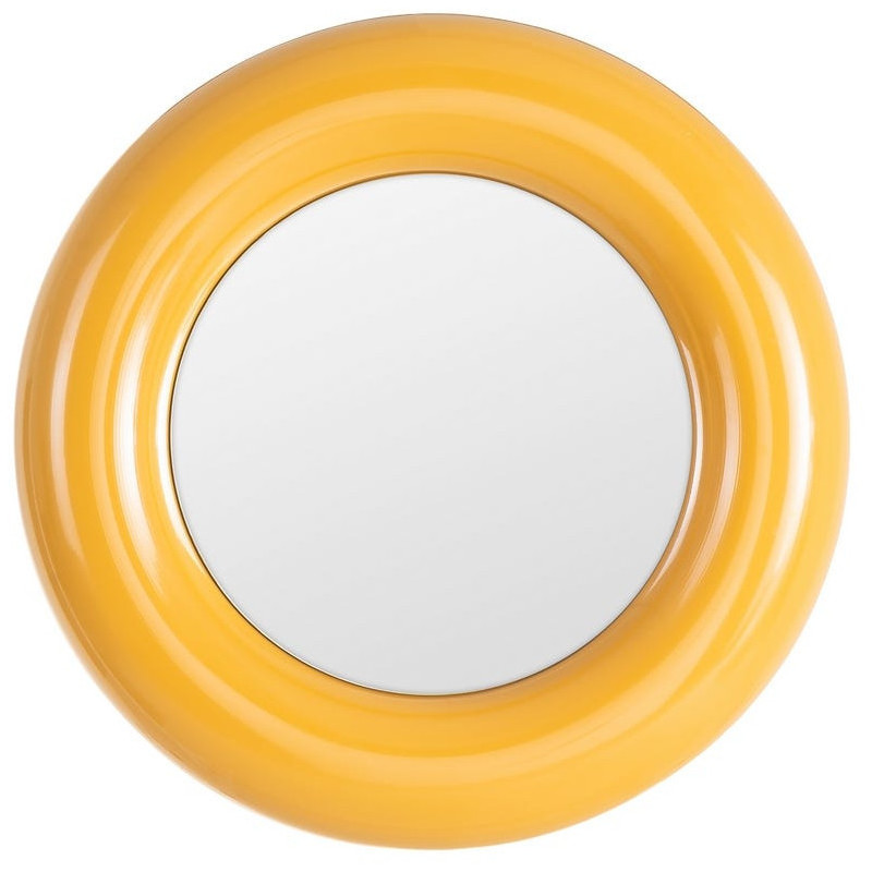 Petit miroir mural rond Dalura en métal jaune moutarde, 64 cm, accent coloré sur un mur blanc
