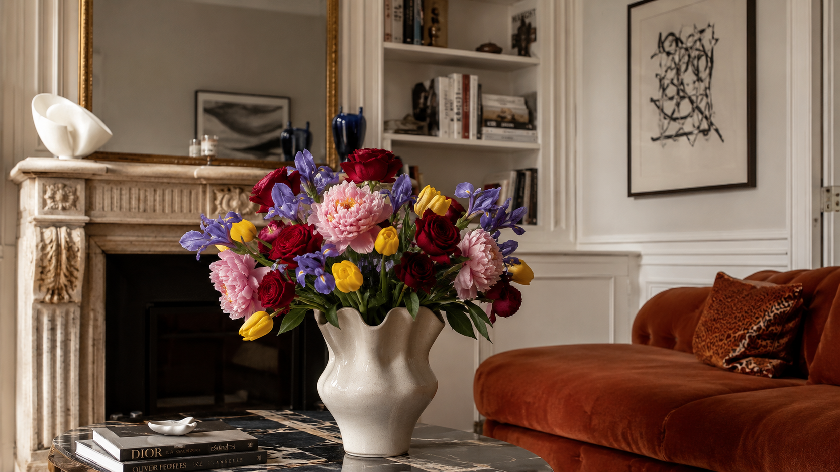 Bouquet coloré illustrant la signification des fleurs avec roses pivoines tulipes et iris dans un intérieur Histoires Singulières
