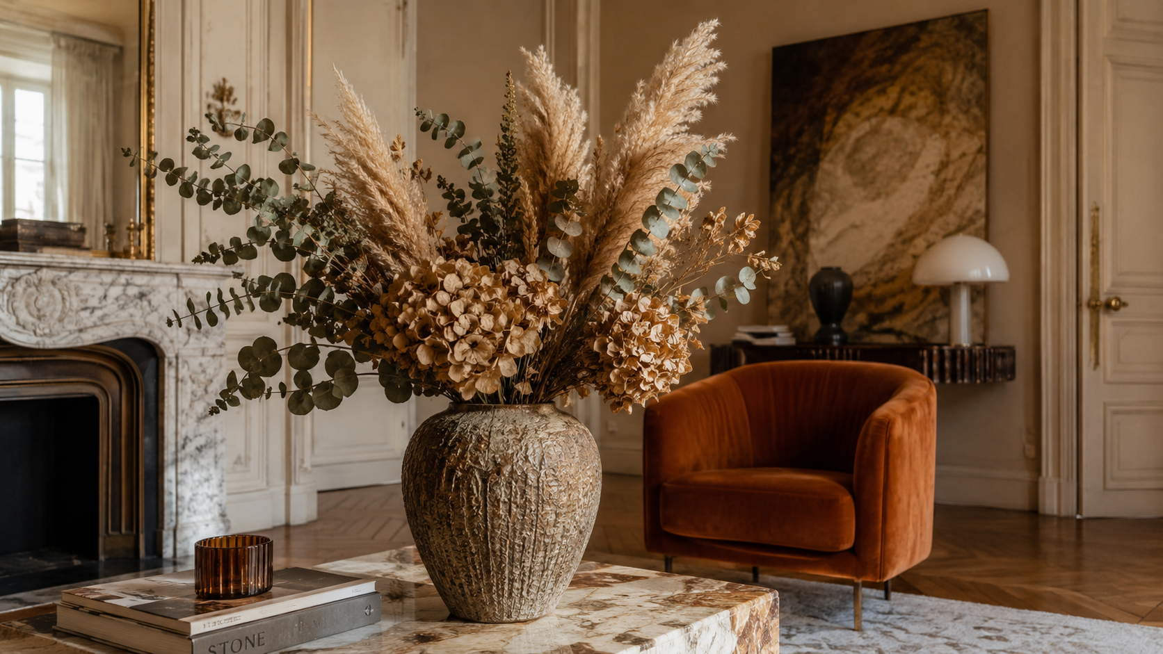 Composition de fleurs séchées pampa eucalyptus et hortensia dans un vase de caractère pour une décoration intérieure singulière