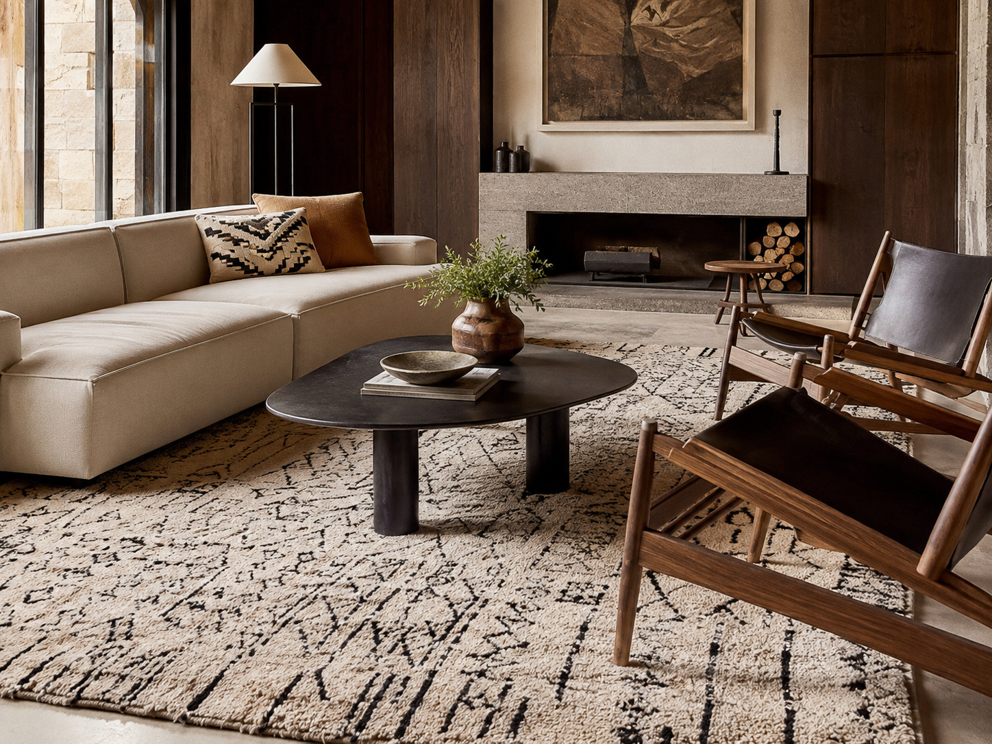 Salon moderne avec tapis géométrique aux formes fluides en beige et noir.