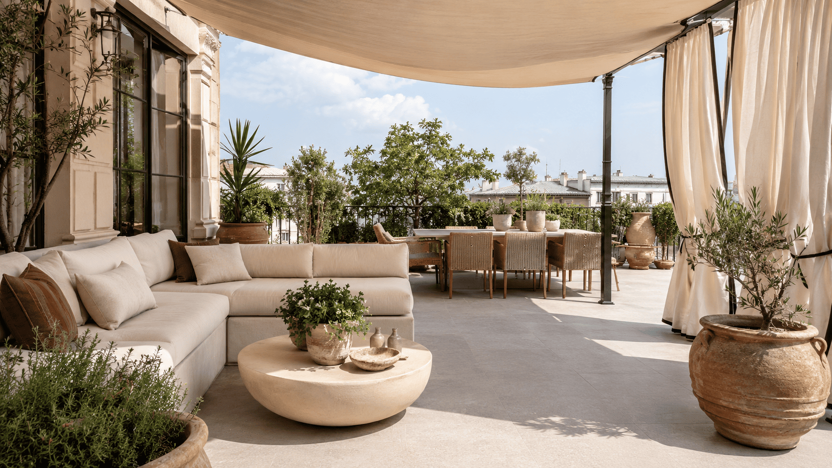 Terrasse contemporaine avec voile d’ombrage, rideaux extérieurs, assises claires et ambiance estivale douce.
