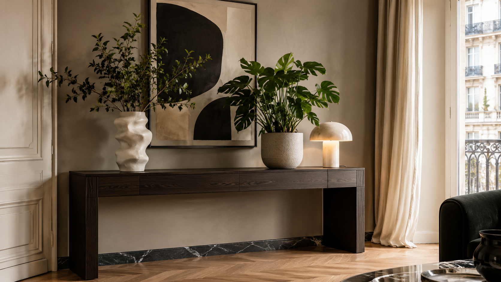 Console contemporaine avec vase sculptural, cache-pot design et lampe décorative pour moderniser une pièce sans tout changer.