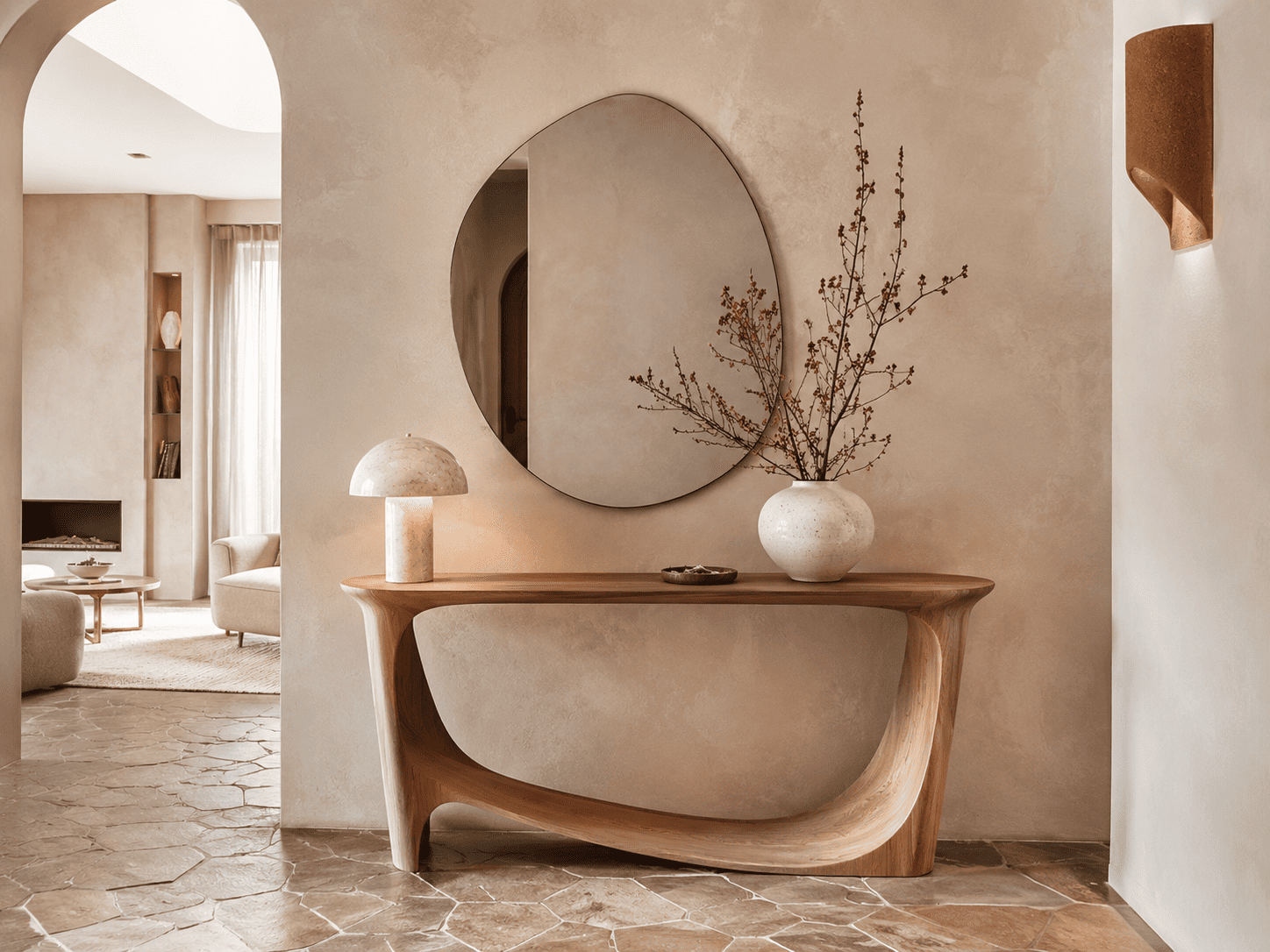Console design dans une entrée élégante avec miroir, lampe et vase décoratif pour structurer un mur