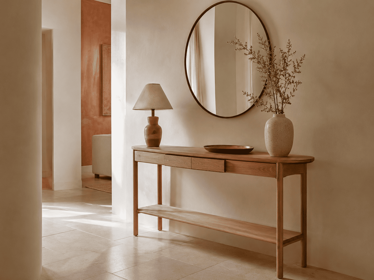 Console d’entrée bien dimensionnée avec décoration sobre pour éviter la surcharge visuelle