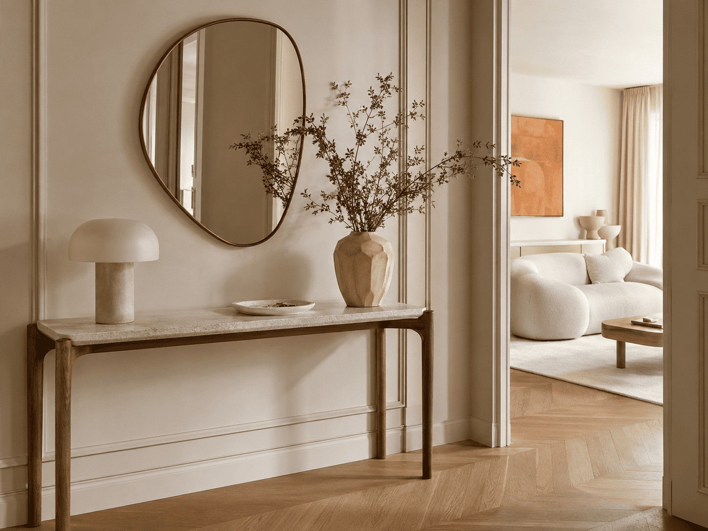 Console d’entrée design avec miroir organique, lampe douce et vase décoratif dans un intérieur chaleureux 2026