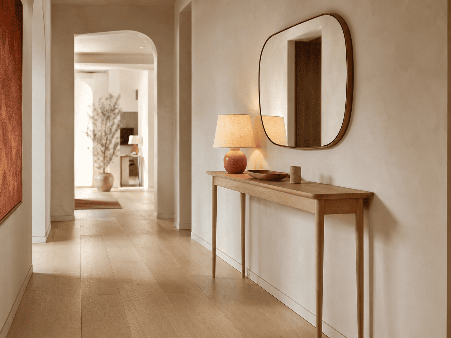 Console d’entrée bien proportionnée dans un passage avec miroir, lampe et circulation fluide