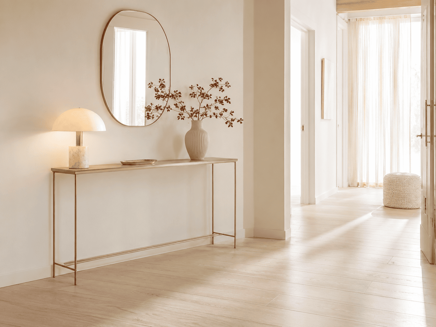 Console fine dans une entrée claire avec décoration légère, miroir et lampe douce