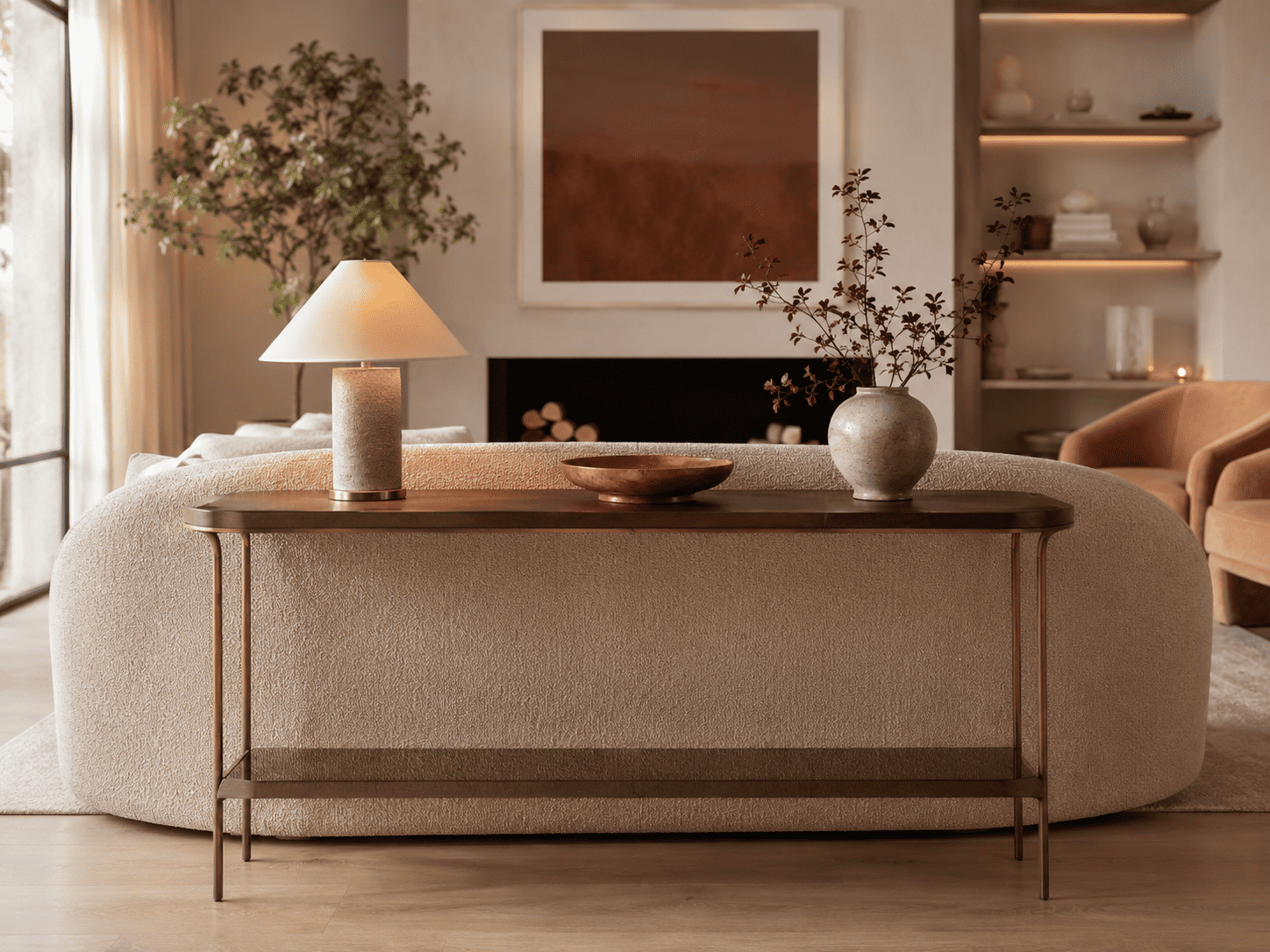 Console placée derrière un canapé avec lampe décorative dans un salon élégant tendance 2026