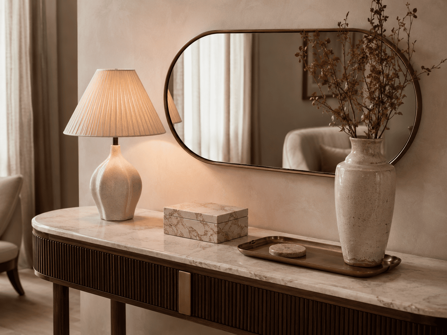 Console décorée avec lampe, vase, miroir et objets espacés dans une ambiance élégante 2026