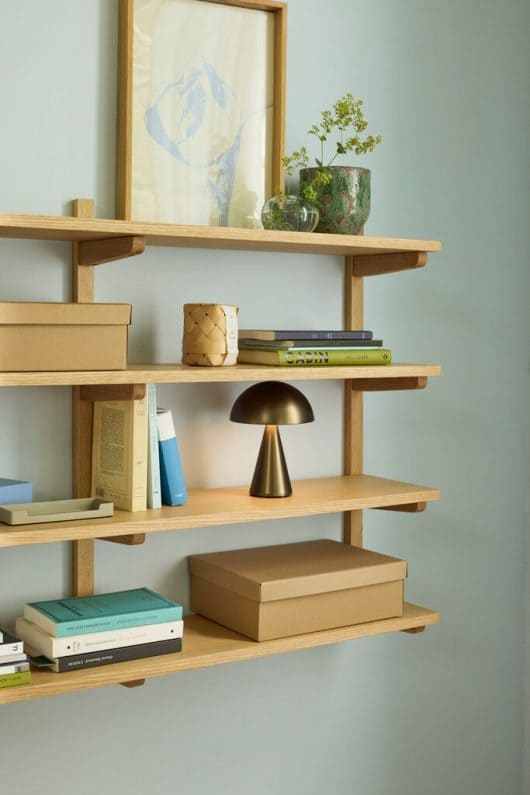 Rangement Hübsch en bois dans un intérieur scandinave chaleureux