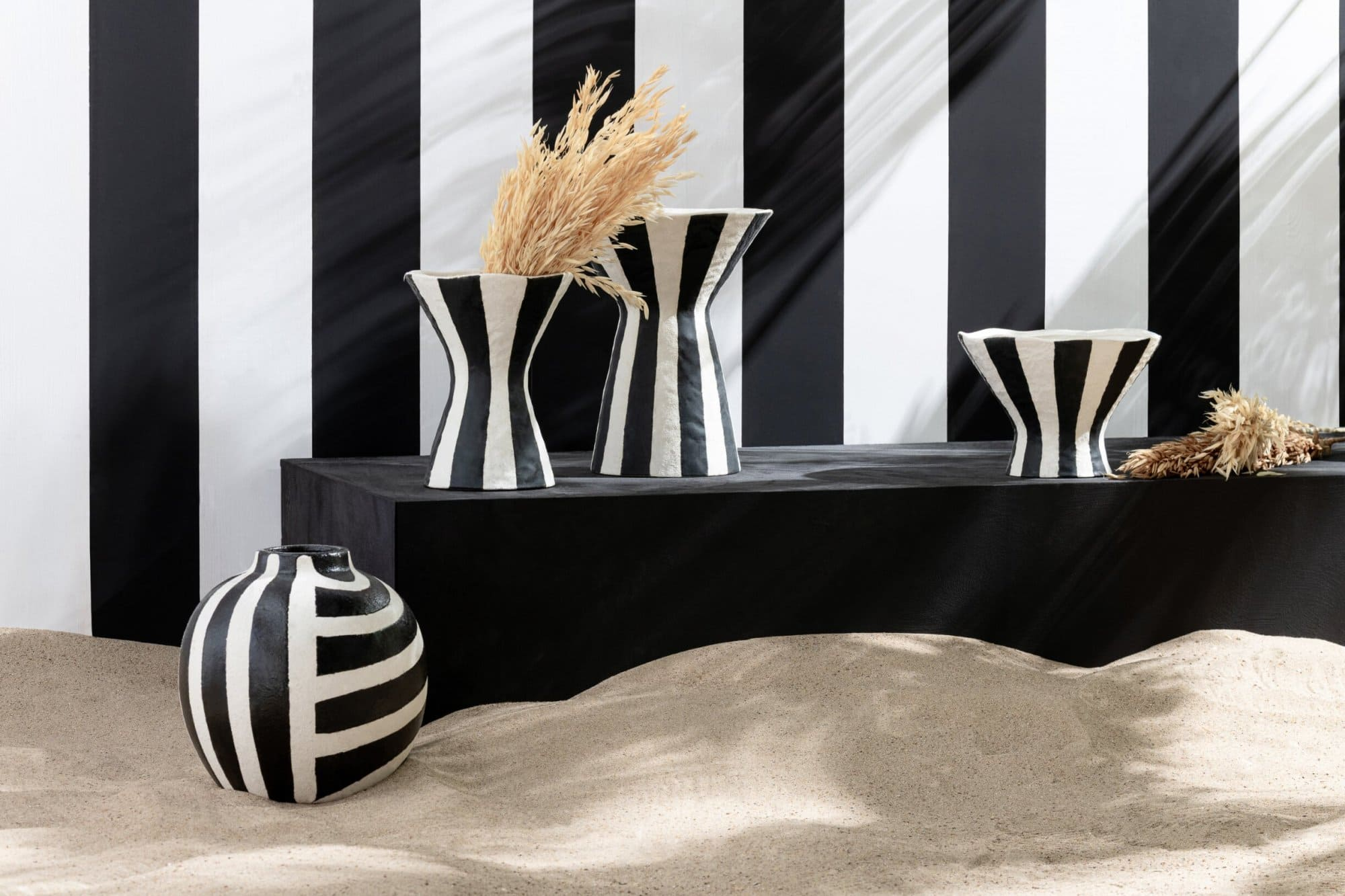 Vases et cache-pots J-Line dans une ambiance déco chaleureuse
